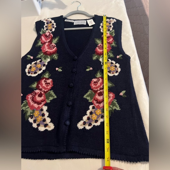 Vintage Jantzen Women's Floral Embroidered by Hand Knit Navy Blue Vest, Size M - Picture 10 of 12